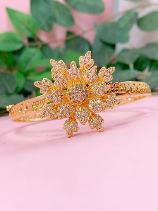 5%20Piece%20Luxury%20Gold-Plated%20Floral%20Jewelry%20Set%20with%20Luxury%20Watch,%20Earring,%20Necklace,%20Ring,%20Bracelet%20and%20Gift%20Box%20-%20Image%206