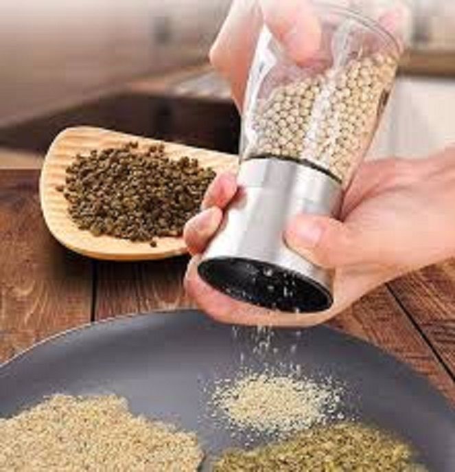 Pepper grinder crusher chopper with organic black peppercorns