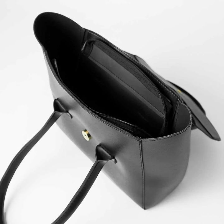 Classic%20Brown%20Leather%20Tote%20Bag%20-%20Image%209