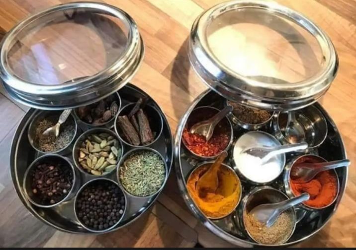 Stainless%20steel%20spice%20box%20in%20steel%20with%207%20spice%20containers%20with%20see%20through%20lid%20and%20one%20spoon%20-%20Image%202
