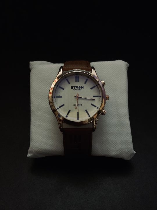 "Capturing Tradition: Elevate Your Style with a Classic Men's Watch, Complete with a Complimentary Presentation Box"