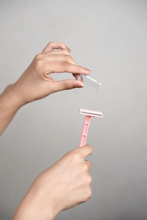 Femina%20Twin%20Blade%20Disposable%20Body%20Razor%20for%20Women%205s%20Pouch%20-%20Image%204