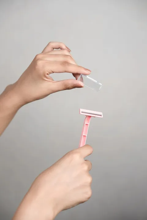 Femina%20Twin%20Blade%20Disposable%20Body%20Razor%20for%20Women%205s%20Pouch%20-%20Image%204