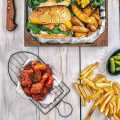 Boat Snack Basket, Iron Food Basket with Sauce Dippers, French Fries Basket, Food Oil Strainer Bucket, Creative Tableware Container, Stainless Steel Wire Strainers, Metal Wire Food Organizer for Home Restaurant. 