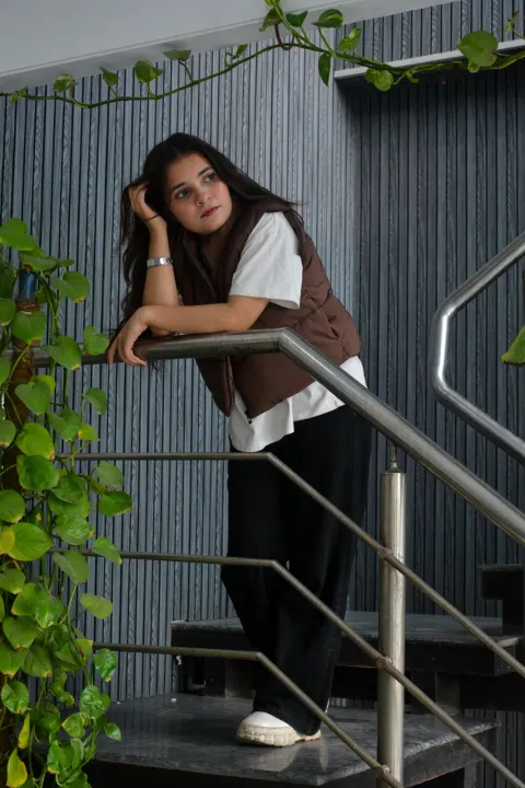 Cropped%20Padded%20Gilet%20Jacket%20-%20Stylish%20Winter%20Wear%20for%20Women%20-%20Image%205