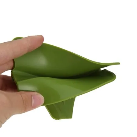 SILICONE%20ANTI-SPILL%20FUNNEL%20POT%20POUR%20NOZZLE%20-%20Image%207