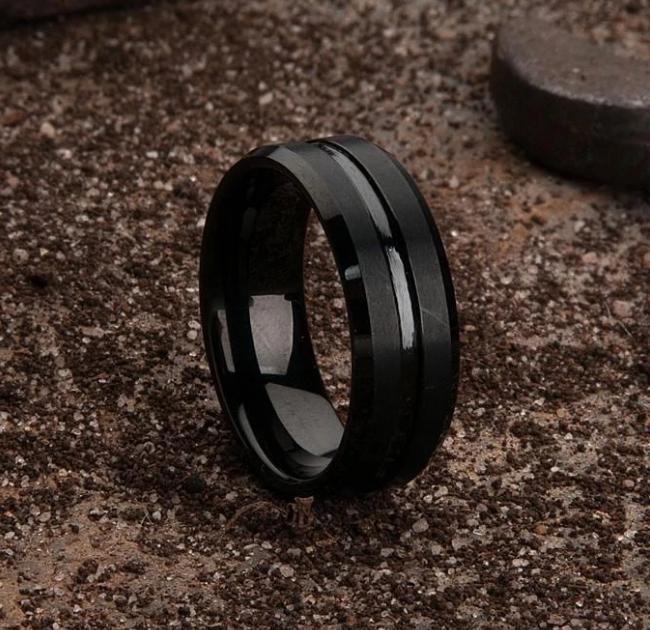 Black%20Titanium%20Band%20Ring%20for%20Men's%20Fashion%20Jewelry%20-%20HONG%20KONG%20-%20Image%203