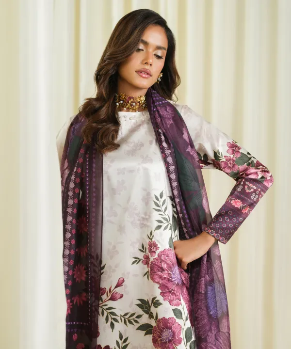 Unstitched%203-Piece%20%20Shirt%20Foil%20Printed%20Blended%20Satin%20Shirt%202.3m%20Fabric:%20Blended%20Satin%20Colour:%20Off%20White%20&%20Mahenta%20%20Dupatta%20Printed%20Blended%20Tissue%20Dupatta%202.5m%20Fabric:%20Blended%20Tissue%20Colour:%20Magenta%20%20Trouser%20Dyed%20Viscose%20Raw%20Silk%20Trouser%202.5m%20Fabric:%20Visco%20-%20Image%205