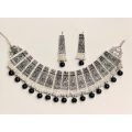Black pearl Beautiful Silver Choker With Drop Earrings for All ages Women. 