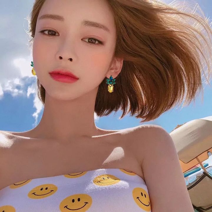 Rhinestone%20Acrylic%20Crystal%20Pineapple%20Stud%20Earrings%20-%20Image%205