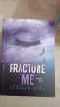 FRACTURE ME BY TAHEREH MAFI ( NOVEL ). 