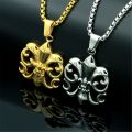 【IKE】 Symbol Mens Collier Fluer de Lys  Flower Pendant Necklace Stainless Steel en Color Retro Vintage  Style. 