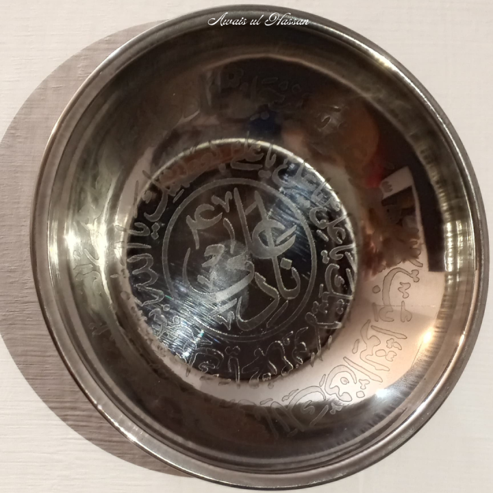 Nade%20Ali%20Islamic%20Healing%20Bowl%20%E2%80%93%20Engraved%20Ruqyah%20Stainless%20Steel%20Prayer%20Bowl%20with%20Arabic%20Calligraphy%20for%20Spiritual%20Protection%20-%20Image%204