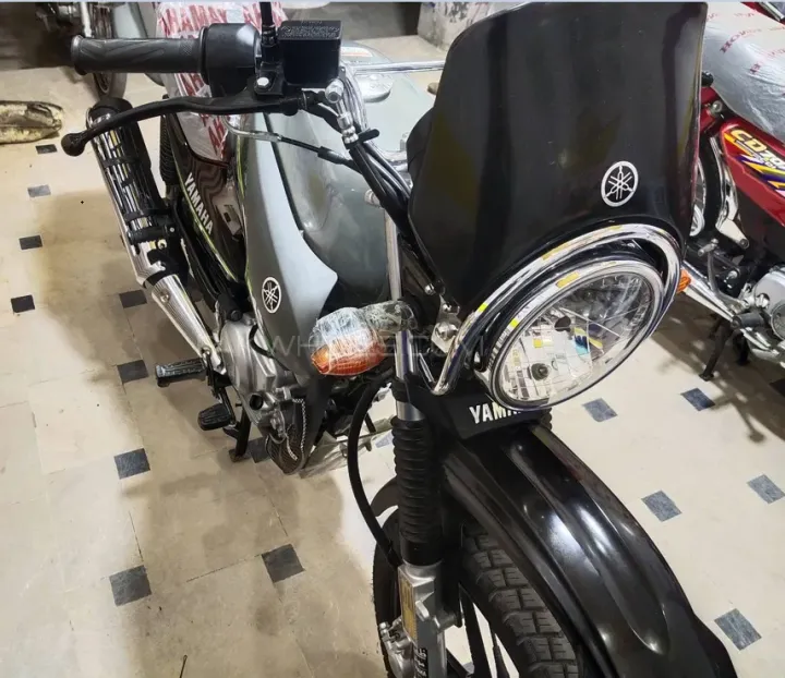 Yamaha%20YBR%20125G%20Unbreakable%20Windshield%20Glass%20Visor%20Black%20Color%20Smoke%20Color%20Unbreakable%20Windshield%20-%20Image%206