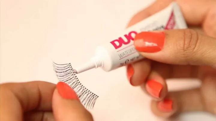 Duo%20Eye%20Lashes%20Adhesive%20Glue,%20Professional%20Quality,%20Long-Lasting%20Hold,%20Quick-Drying%20Formula,%20Waterproof,%20Easy%20Application,%20Perfect%20for%20All%20Eyelash%20Types%20-%20Image%202