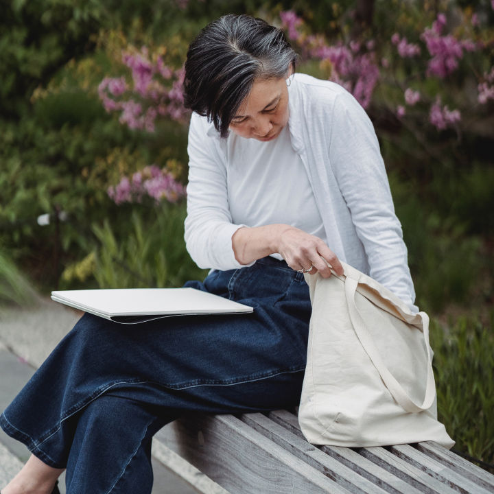 Minimal%20Tote%20Bags%20Black%20and%20Beige%20Color%20For%20Daily%20Use%20-%20Image%208