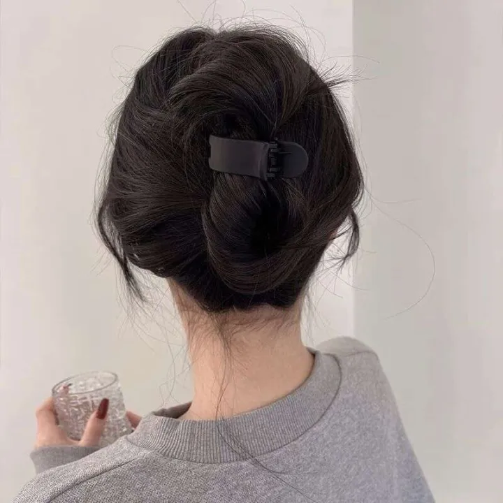 Simple%20solid%20color%20for%20women%20with%20design%20hair%20clip%20at%20back%20of%20the%20head%20featuring%20trendy%20internet%20celebrity%20bun%20hairstyle%20and%20a%20high%20ponytail%20accessory%20-%20Image%208