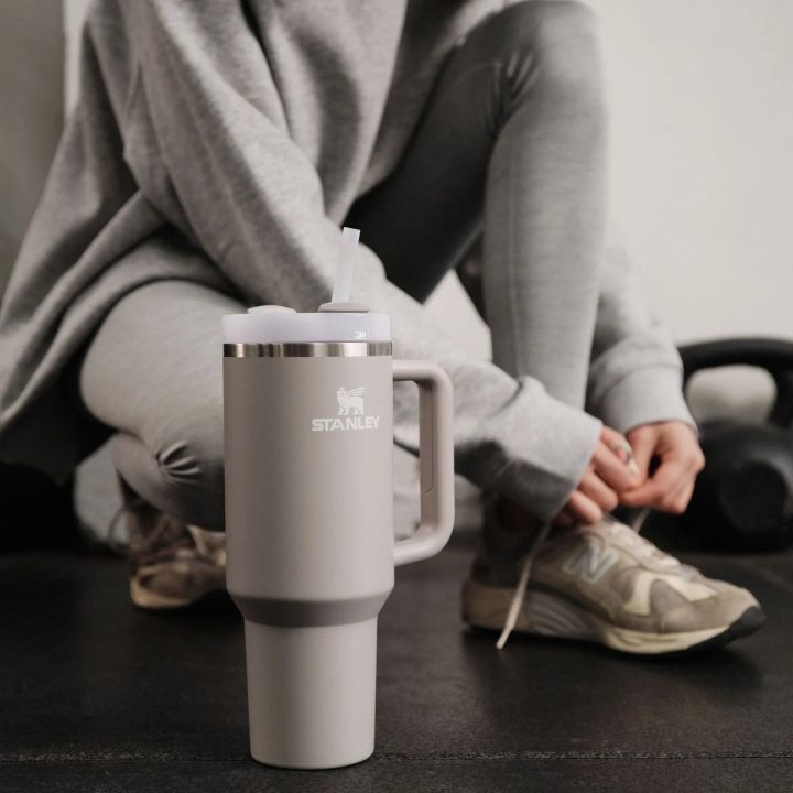 Stanley%20Quencher%20H2.0%20FlowState%20Tumbler%20Mug%20with%20Lid%20and%20Straw%20Suitable%20For%20Hot%20and%20Cold%20Both%20Car%20Mug%20Travel%20Cup%20Insulated%20-%20Image%204