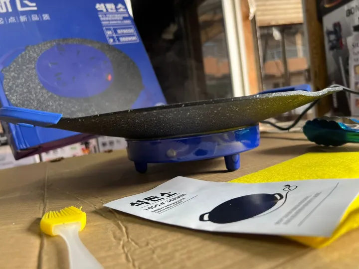 Imported%20JAPAN%20Made%20Portable%20Electric%20Tawa%2014%20Inch%20(35%20CM)%20with%20Adjustable%20Temperature%20Control%20-Ideal%20for%20Dosa,%20Roti,%20Chapati,%20Paratha,%20Naan%20-%20Large%20Non-Stick%20Surface%20-%20Safe,%20Quick%20&%20Even%20Heating,%201000%20Watts(%20BLACK%20)%20-%20Image%208