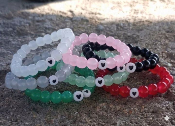 Korean%20Beaded%20Bracelet%20with%20Mini%20Heart%20Charm%20%E2%80%93%20Cute%20Handmade%20Fashion%20Jewelry%20for%20Girls%20&%20Women%20-%20Image%204
