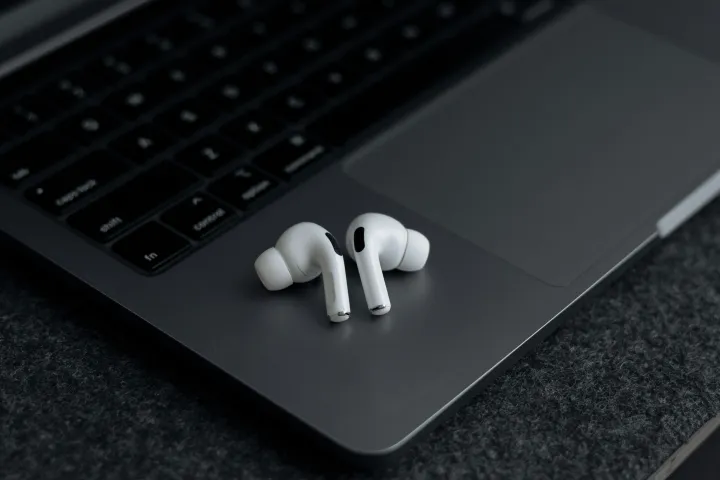 Wireless%20Bluetooth%20Earbuds%20with%20Charging%20Case,%20Built-in%20Microphone,%20Portable%20Hands-Free%20Earphones%20for%20Music%20&%20Calls%20-%20Image%203