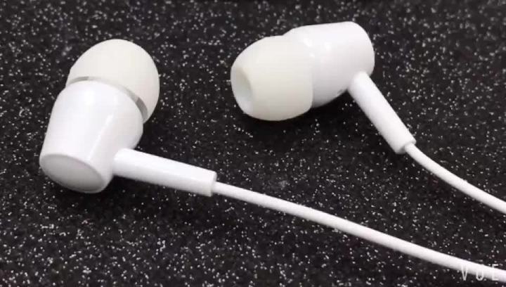 High-Quality%20Wired%20Earphones%20with%20Mic%20&%20Volume%20Control,%20Universal%20Compatibility%20for%20iOS%20&%20Android%20Smartphones%20-%20Image%203