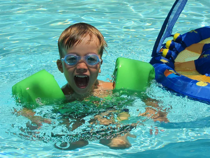 Inflatable%20Swimming%20Arm%20Bands,%20Children's%20Inflatable%20Sleeves,%20Swim%20Circle%20Armbands%20Rings%20for%20Pools%20-%20Image%203