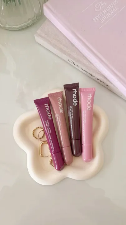 Rhode%20Lip%20Gloss%20%E2%80%93%20Long-Lasting,%20Moisturizing,%20Non-Stick,%20No-Budge%20Lip%20Stain%20with%20Velvet,%20Mirror%20Finish%20%E2%80%93%20Plumping,%20Smooth,%20and%20Delicate%20for%20a%20Glass-Like%20Shine%20Rhode%20Dupe,Hydrating%20lipgloss%20,%20Rhode%20Lipgloss%20Original%20Rhode%20lip%20peptide%20finest%20dupe%20-%20Image%204