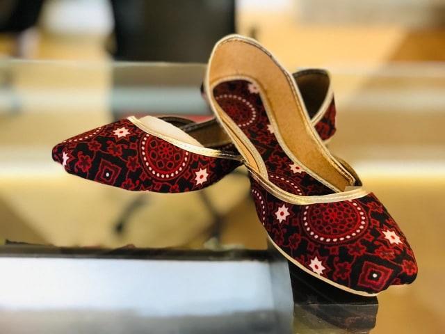 Classy%20Ajrak%20Khusa's%20are%20available%20at%20Expression%20Attire%20in%20discounted%20price.%20-%20Image%203