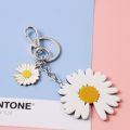 【Happytree】 White Daisy Keychain Fashion Alloy Flowers Keychain For Women Enamel Flower Charm Key Chain Girl Car Bag Pendant Keyring Gifts. 