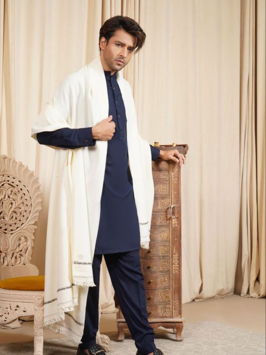 Premium%20Quality%20White%20Shawl%20For%20Men%20-%20Kashmiri%20Dhussa%20Shawl%20For%20Men%20-%20Winter%20Shawl%20Chadar%20For%20Men%20-%20%20White%20&%20Black%20-%20Image%208