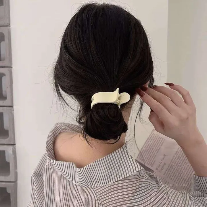 Simple%20solid%20color%20for%20women%20with%20design%20hair%20clip%20at%20back%20of%20the%20head%20featuring%20trendy%20internet%20celebrity%20bun%20hairstyle%20and%20a%20high%20ponytail%20accessory%20-%20Image%207
