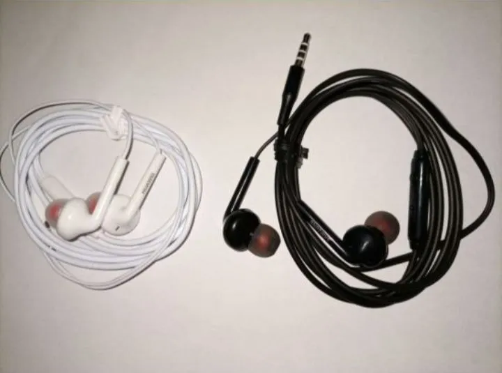 Pack%20Of%202%20Vivo%20Handsfree%20(Black%20&%20White)%20-%20Volume%20Control-Deep%20Base%20Sound%20for%20gaming%20and%20music%20experience.3.5mm%20With%20Mic%20Best%20Quality%20Handfree%20-%20Image%203