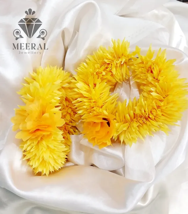 Stylish%20Artificial%20Flower%20Hand%20Gajry%20Bangle%20Pair%20for%20Girls%20and%20Woman%20-%20Mehndi%20Style%20-%20Image%204