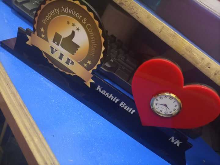 Acrylic%20frame%20with%20name%20for%20office%20table%20-%20Image%202