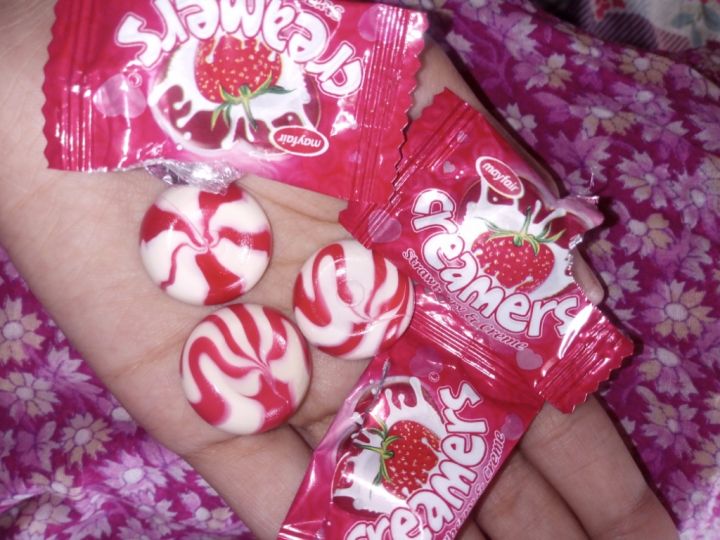 YYS%20Mayfair%20Creamers%20(100%20Pcs%20Toffees)%20Candy%20Pouch%20Strawberry%20And%20Creme%20Flavour%20-%20Image%203