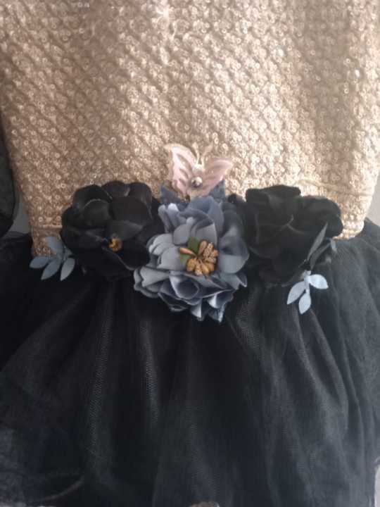 Eid%20Special%20Elegant%20and%20stylish%20Black%20Net%20Party%20fancy%20and%20trendy%20Frock%20with%20Golden%20Banarsi%20Yoke%20&%20Matching%20Hairband%20for%20baby%20girls,%203-4%20Years%20Baby%20Girl%20Dress%20Set%20%7C%20Eid%20Collection%20-%20Image%203