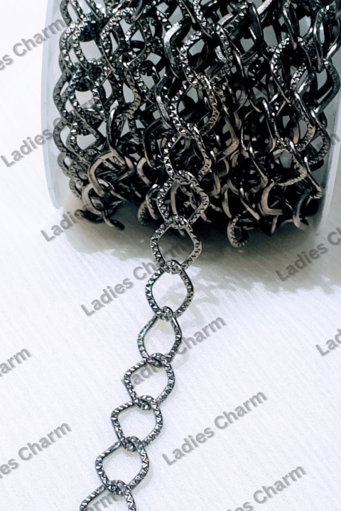 Stylish%20Metal%20Square%20-%2036%20Inches%20Elegant%20Link%20Chains%20for%20Crafting%20%E2%80%93%20Silver%20and%20Gun%20Black%20Elegant%20Chain%20Links%20for%20DIY%20Jewelry,%20Purse%20Clutches%20Cross%20Body%20Bags%20Chain,%20and%20Accessories%20-%20Image%204