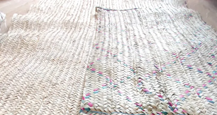 Hand%20made%20Mat%20made%20with%20Date%20Palm%20Leaf%20for%20decoration%20of%20homes%20and%20can%20use%20as%20carpets%20also%20can%20use%20for%20packing%20of%20dates%20and%20other%20things%20-%20Image%203