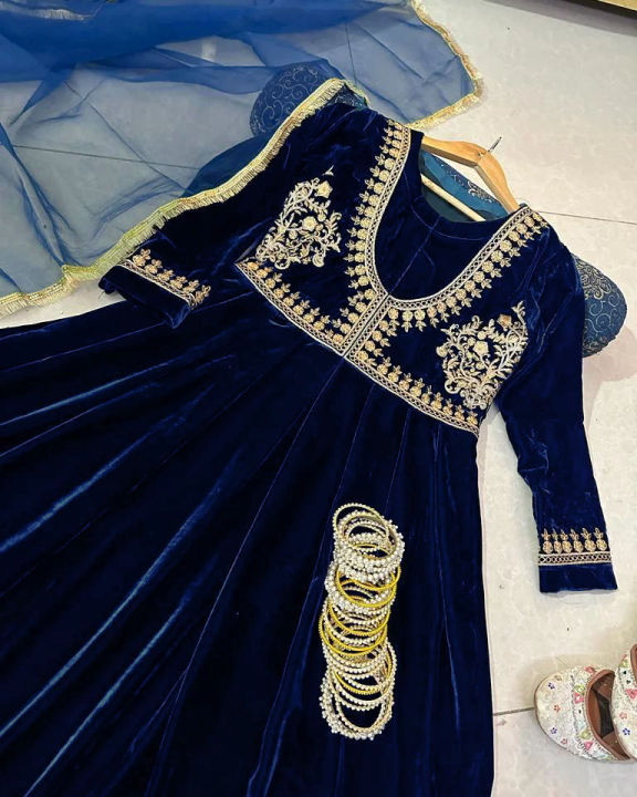 Stylish%20Long%20Embroidered%20Velvet%20Frock%20for%20Women%203-Piece%20Suit%20-%20Party%20Wear%20Velvet%20Frocks%20for%20Women%20-%20Image%203