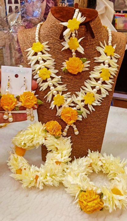 Letast Jewellery Collection Artificial Flower Hand made Party Wear Set Gud Looking Set Best Quality Meterial Wash Abile Set For Beautyfull Girls. Artical 35675