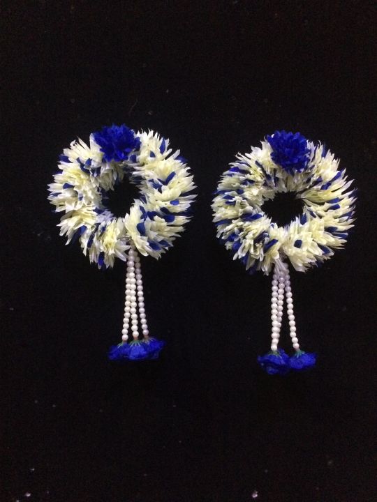 Artificial%20Hand%20Gajra%20/%20Bangles%20/%20kangan%20Dark%20Blue%20&%20offwhite%20colour%20with%20latkon.%20-%20Image%202