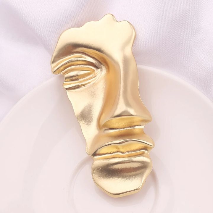 【HOT】 1PC Stylish And Aloof Style With A Captivating Head Portrait, A Golden Half Face Mask, And A Brooch