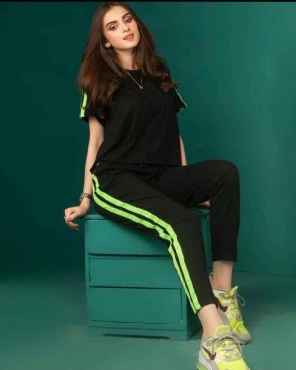 Black%20with%20Green%20Stripes%20Gym%20Suit%20for%20Women%20-%20Trendy%20and%20Comfortable%20-%20Image%202
