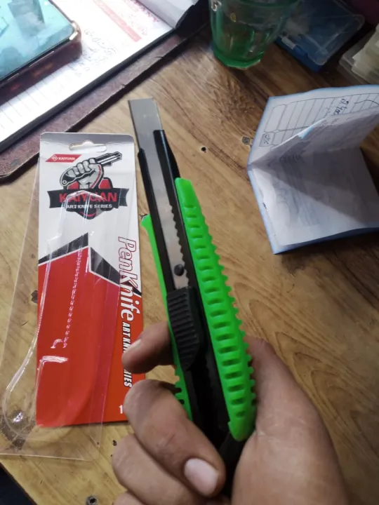 Box%20Cutter%20Utility%20Knife%20(3%20PACK)%20-%20Premium%20Grade%20Strength%20-%20Retractable%20Snap%20off%20Blades%20-%20Perfect%20Hobby%20Knife%20for%20Cutting%20Cardboard,%20Boxes,%20and%20More!%20Paper%20Cutter%20-%20Image%203