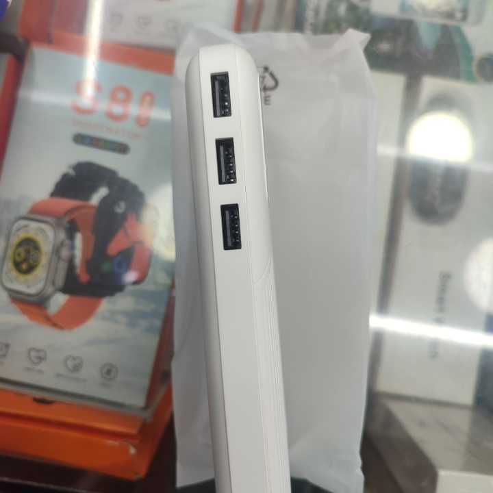 Bolt%20B152%2020000mAh%20Power%20Bank%20%E2%80%93%20Ultra%20Fast%202.4A%20Output,%20Digital%20LED%20Display,%203%20USB%20Port,%20Airplane%20Safe%20-%20Image%203