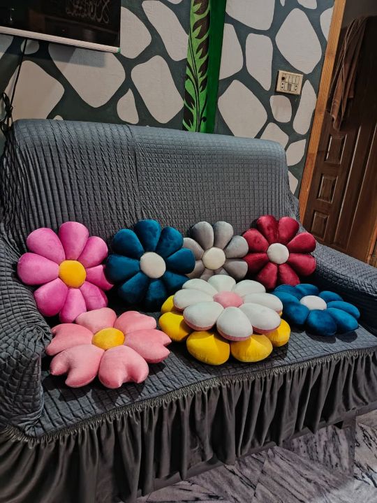 Sunflower%20Cushions%20%E2%80%93%20Ultra%20Soft%20Stuffed%20Flower%20Throw%20Pillow%20for%20Sofa,%20Office%20Chair,%20Bedroom,%20and%20Living%20Room%20D%C3%A9cor%20-%20Image%204