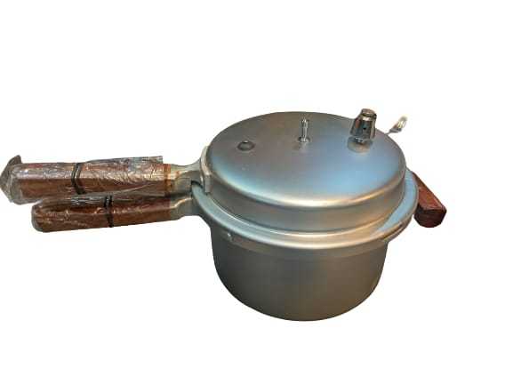 Pressure%20Cooker%20With%20Wooden%20Handel%2011%20Liter%20-%20Image%202