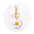 【Happytree】 White Daisy Keychain Fashion Alloy Flowers Keychain For Women Enamel Flower Charm Key Chain Girl Car Bag Pendant Keyring Gifts. 