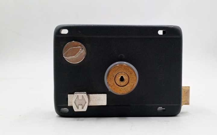 Fale%20Imported%20Heavy%20Quality%20Door%20Rim%20Lock%20For%20Security%20Purpose%20in%20Black%20Color%20-%20Image%203